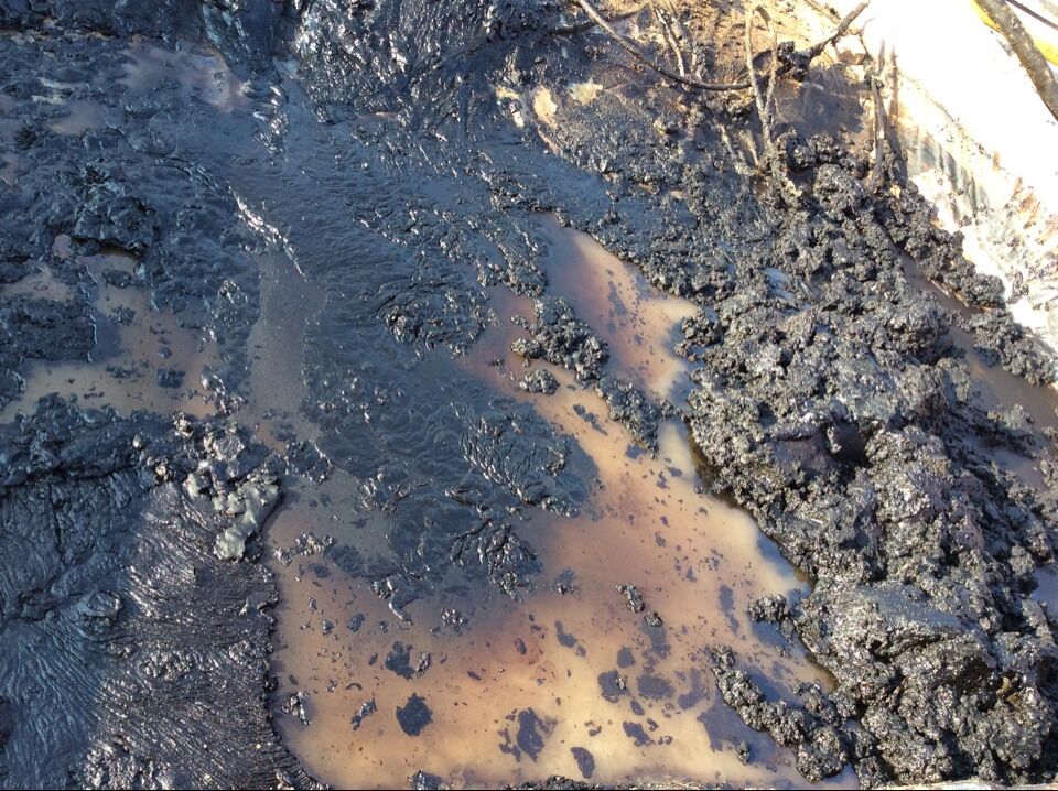 含油污水是原油、泥沙、水等的混合物。